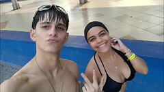 PAREJA DE HERMANASTROS SE GRABAN COMO FOLLAN PERO ANTES DE ESO VAN TOMARSE UNAS FOTOS EN LA PISCINA  Thumb