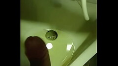 Me la jalo en un ba&ntilde_o p&uacute_blico Thumb