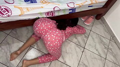 Hermosa Hijastra Buscando debajo de la Cama Expone su Gran Culo a la Vista de su Padrastro Pervertid Thumb