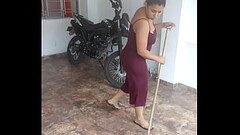 Hablando con mi mujer mientras limpia la casa le pido que me hagas una chupada de polla y termina c& Thumb