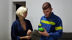 Chamei o eletricista para me ajudar com a tv e paguei com sexo Thumb