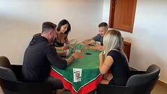 Um jogo de cartas acabou em troca de casal com Kel Abate e a Bruna Carlos! Continua no RED. Thumb