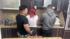 Esposa y su Marido Cocinando pero su Amigo le Mete Mano a su Esposa al Lado de su marido cornudo NTR Thumb