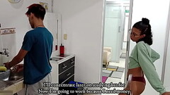 La empleada del servicio recibe un CREAMPIE directo en su co&ntilde_o por su jefe en la cocina- porn Thumb