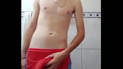 Novinho de 18 anos muito safado batendo com a rola marcando no short Thumb