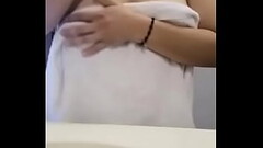 c&aacute_mara oculta: se filtra v&iacute_deo casero de universitaria en el ba&ntilde_o de tetas gran Thumb