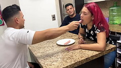 Esposa Ama de Casa le Gusta Chupar Salchicha Cuando el Amigo de su Marido se la en la Boca se Transf Thumb