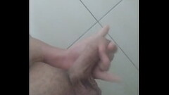 Batendo uma no chuveiro Thumb