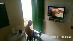 Vizinho Folgado Foi Pedir Caf&eacute_ Pro Vizinho Punheteiro e Flagrou o Amigo na Punheta Thumb