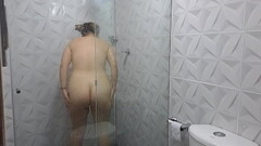 Grabo a mi hermosa hermanastra mientras se ducha. Tiene un cuerpo hermoso Thumb
