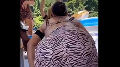 Anitta dan&ccedil_ando funk com suas amigas na ilha Thumb