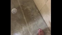 De pau duro mijando no banho Thumb