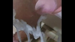 Batendo uma e Gozando muito no espelho Thumb