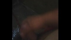 Joven caliente masturb&aacute_ndose en el ba&ntilde_o Thumb
