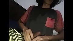 Tocando uma escondida no quarto da sogra, enquanto ela estava na cozinha Thumb