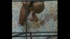 Vecina le gusta ba&ntilde_arse al aire libre cuando su marido se va a trabajar Thumb