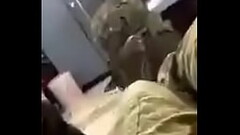 Soldado mostrando a piroca para os amigos Thumb