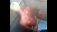 Batendo punheta olhando o cus&atilde_o no espelho Thumb