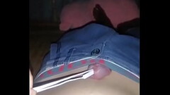 Novinho enfia fone de ouvido na rola Thumb