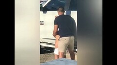 Caiu na Net. Gostosa Sendo Flagrada dando pro Namorado Atr&aacute_s do Carro Thumb