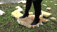 Crush a mattress with long boots Thumb